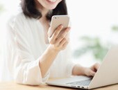 STEP1_インターネットで予約する女性