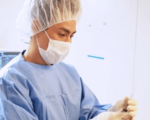 看護師の手術中の様子