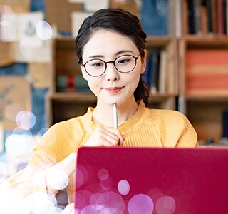 ウインクしている女性