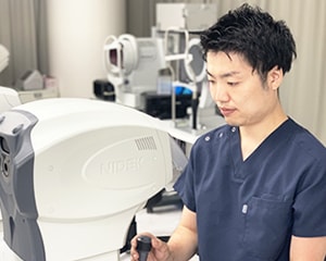 視能訓練士検査中の様子